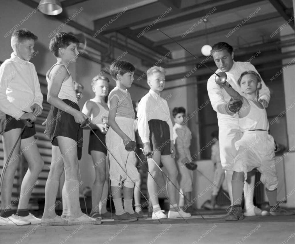 Sport - A Petőfi SK új vívóterme