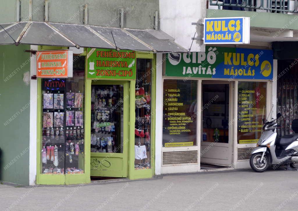 Kereskedelem - Budapest - Üzletek a Kőrösi Csoma sétányon