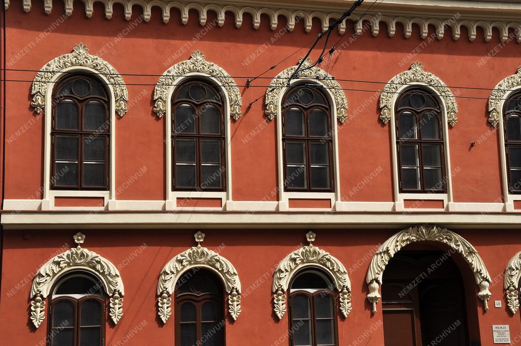 Műemlék - Budapest - Felújították a kis virágfüzéres házat a Baross utcában