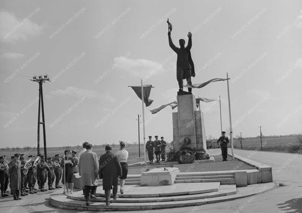 Évforduló - Koszorúzás Steinmetz kapitány emlékművénél