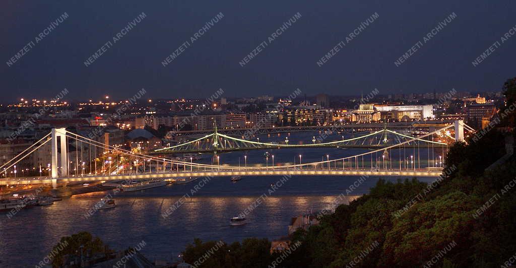 Budapest - Városkép - Esti panoráma a Duna hídjaival