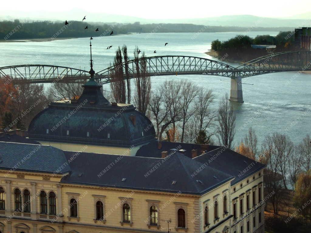 Esztergom - Városkép - A prímási palota dunai panorámával