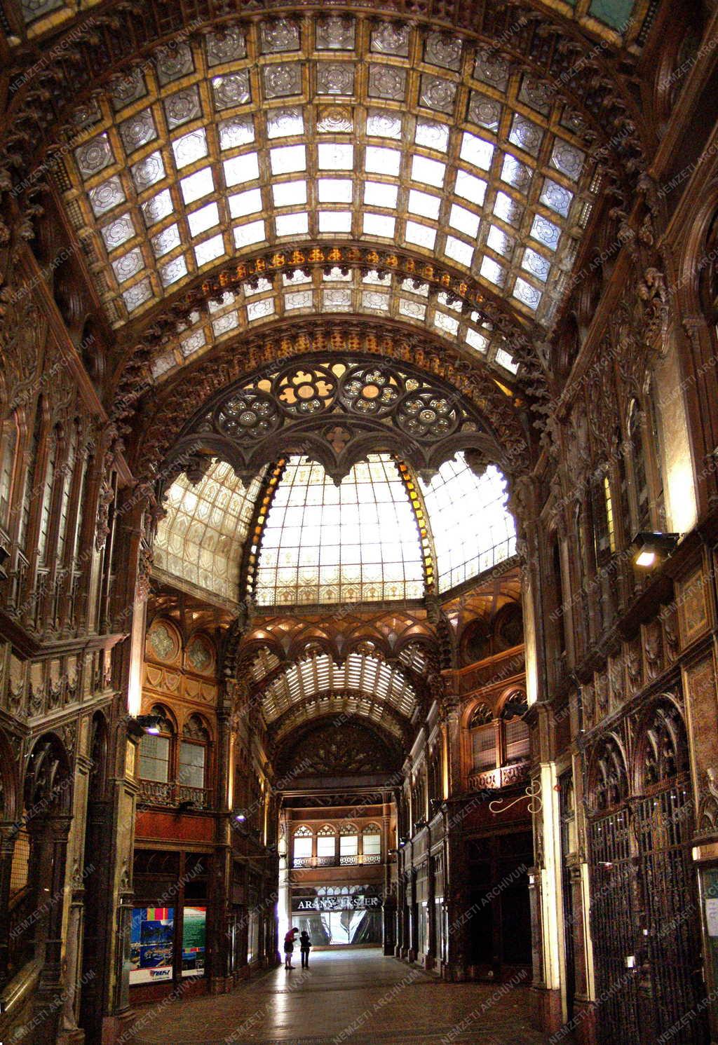 Budapest - Építészet - A Párizsi Udvar