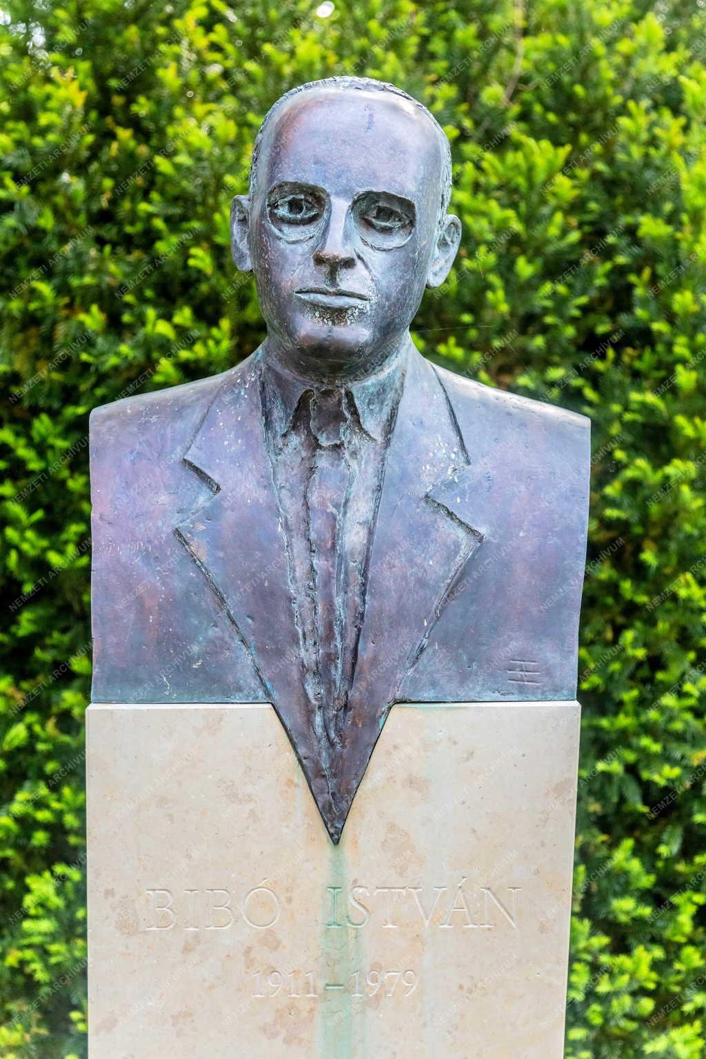 Műalkotás - Balatonfüred - Bibó István szobra