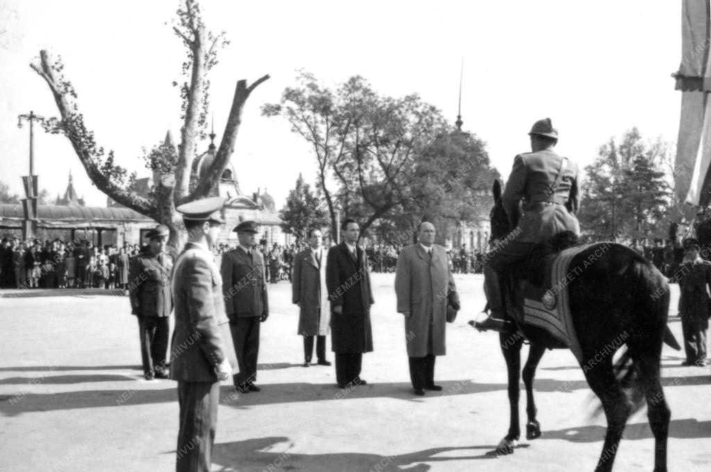Ünnepség - Csapatzászló átadása - Dinnyés és Rajk