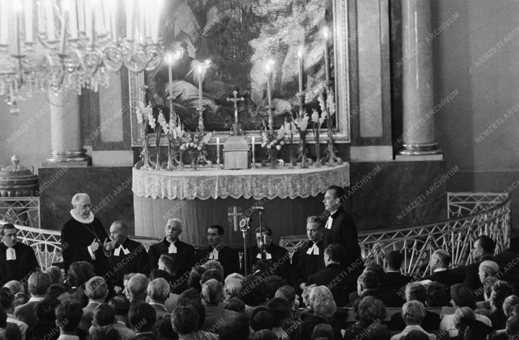 Vallás - Az Egyházak Világtanácsának ünnepi istentisztelete
