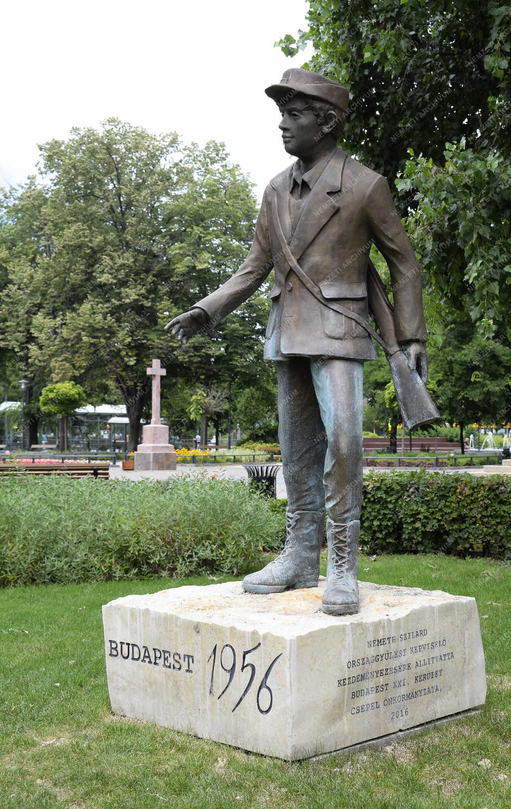 Köztéri szobor - Budapest - Pesti srác