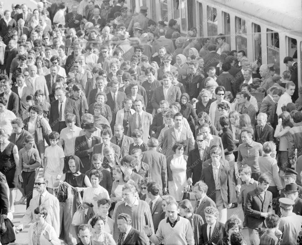 Városkép-életkép - Csúcsforgalom a HÉV budai végállomásán