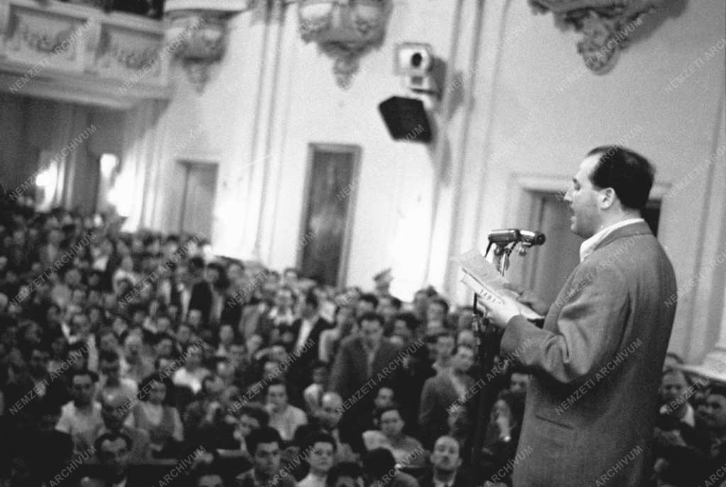 Belpolitika - Társadalmi szervezet - A Petőfi kör vitája