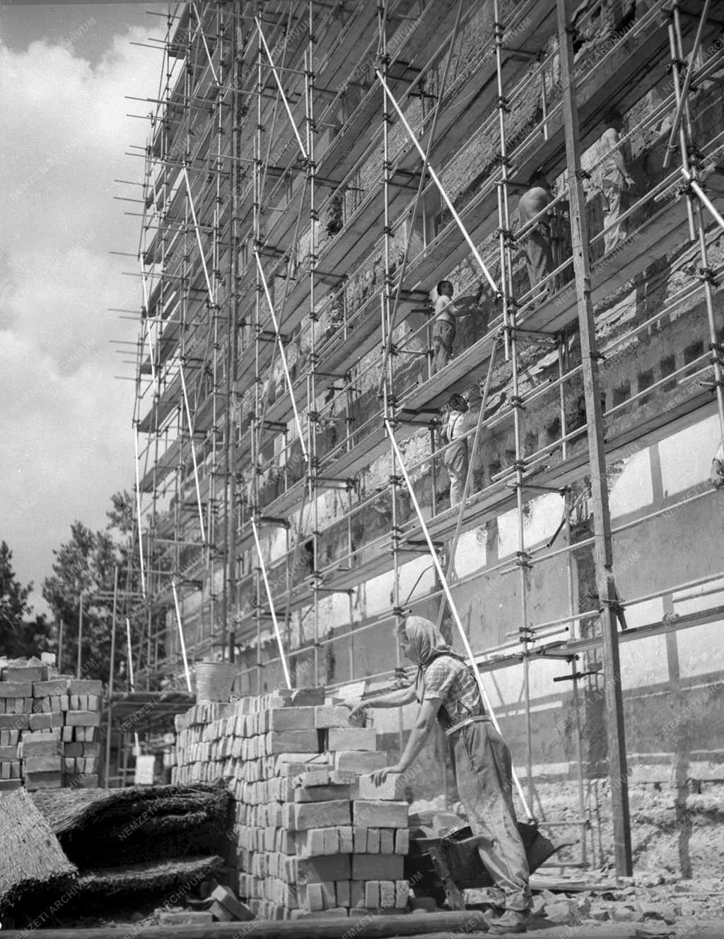 Gazdaság - Építőipar - Tűzfalat renovál a Tatarozó Vállalat