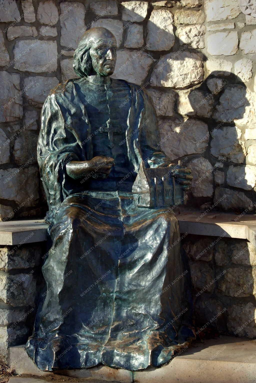 Esztergom - Köztéri szobor - Vitéz János