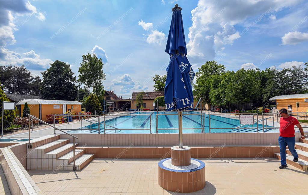 Szabadidő - Debrecen - Strand nyitás előtt