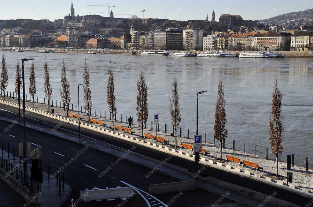 Városkép - Budapest - Gyalogos sétány a Duna pesti alsó rakpartján