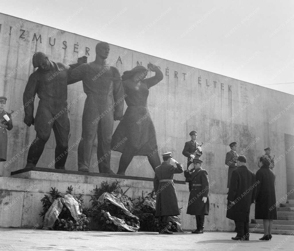 Belpolitika - Koszorúzás a Tanácsköztársaság kikiáltásának évfordulóján