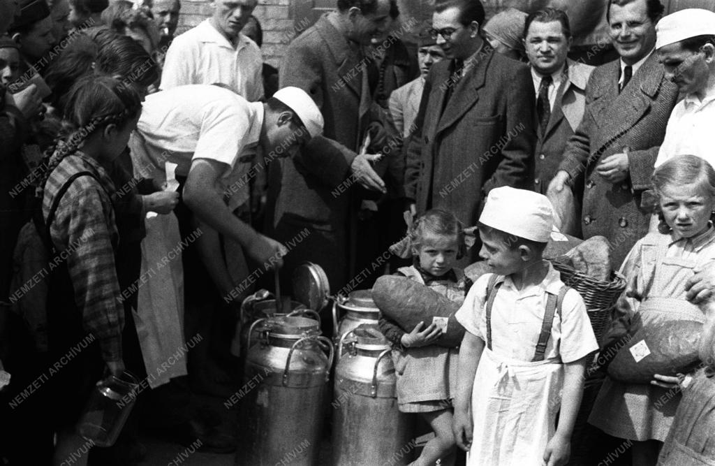 Történelem - Élelmiszer - Kenyér és tejosztás