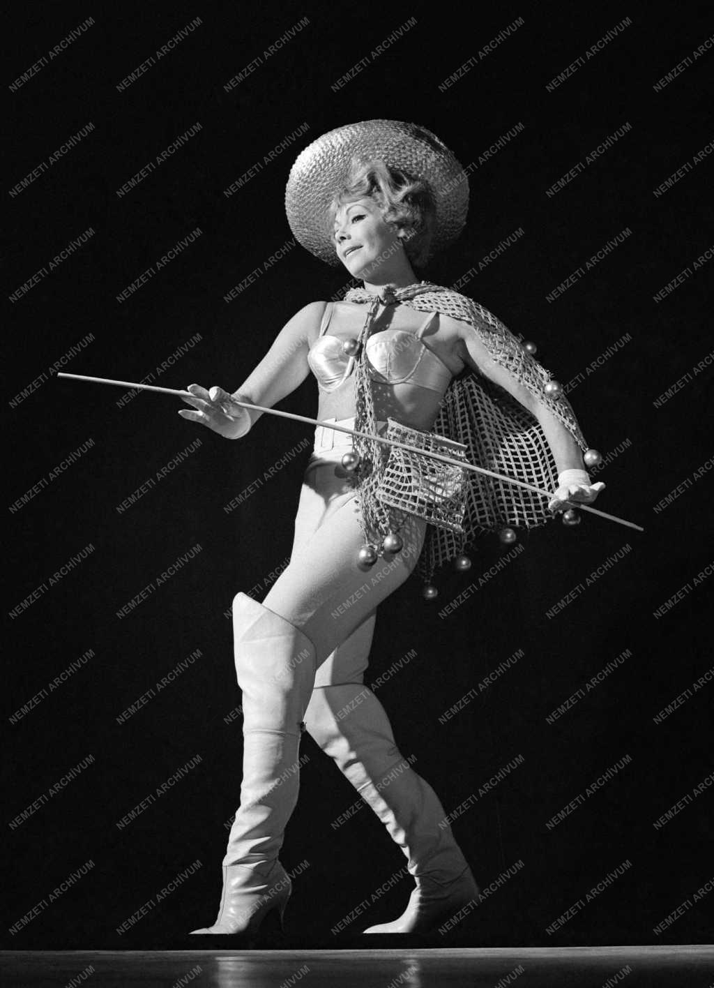 Szórakozás - Kultúra - Táncosnő