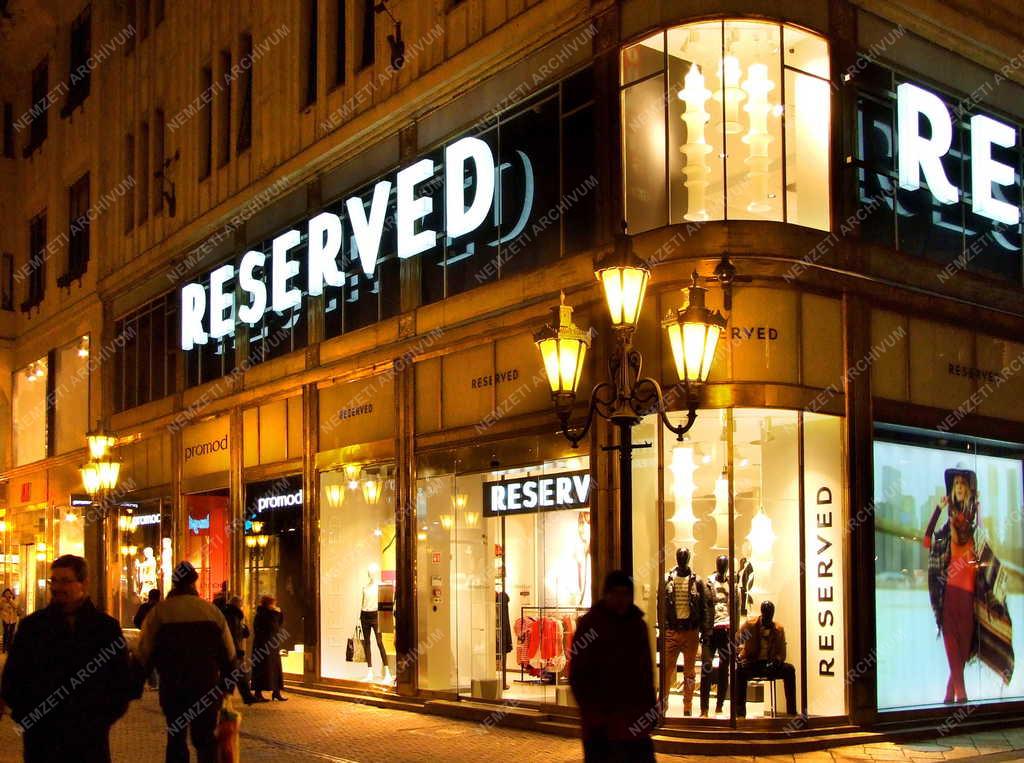Kereskedelem - Reprezentatív áruház a Váci utcában