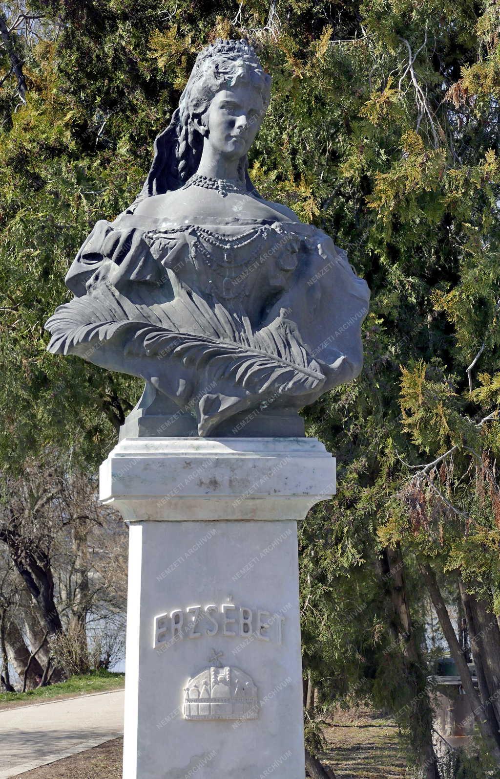 Városkép - Esztergom - Erzsébet királyné mellszobra