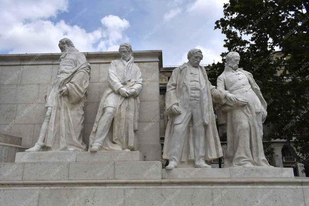 Köztéri szobor - Budapest - Kossuth-emlékmű