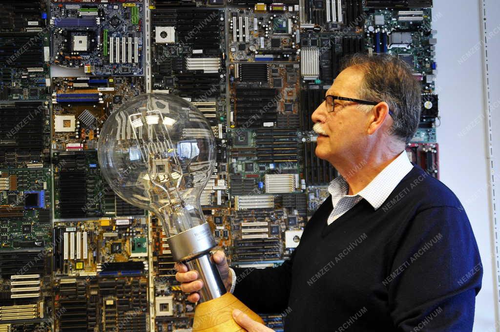 Kultúra - Tudomány - Információtechnológia fejlődését bemutató kiállítás Óbudán