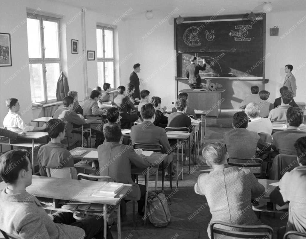 Oktatás - Bányagépészeti Technikum