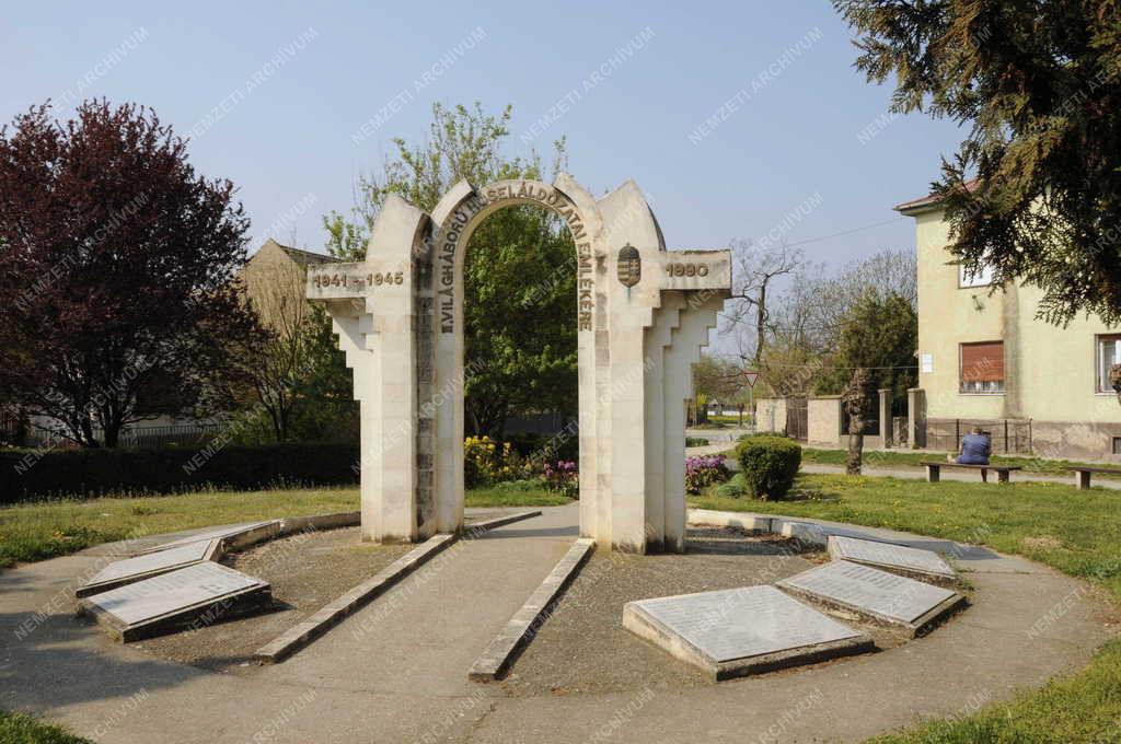 Táj, város - Simontornya - II. Világháborús emlékmű 