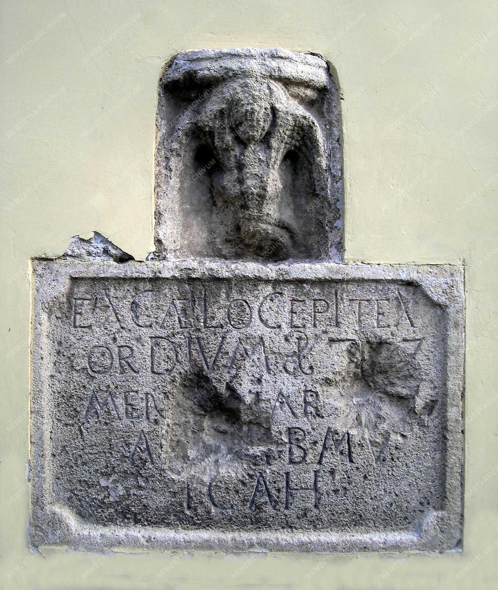 Műemlék - Várpalota - Vésett régi kőtábla a templom falán