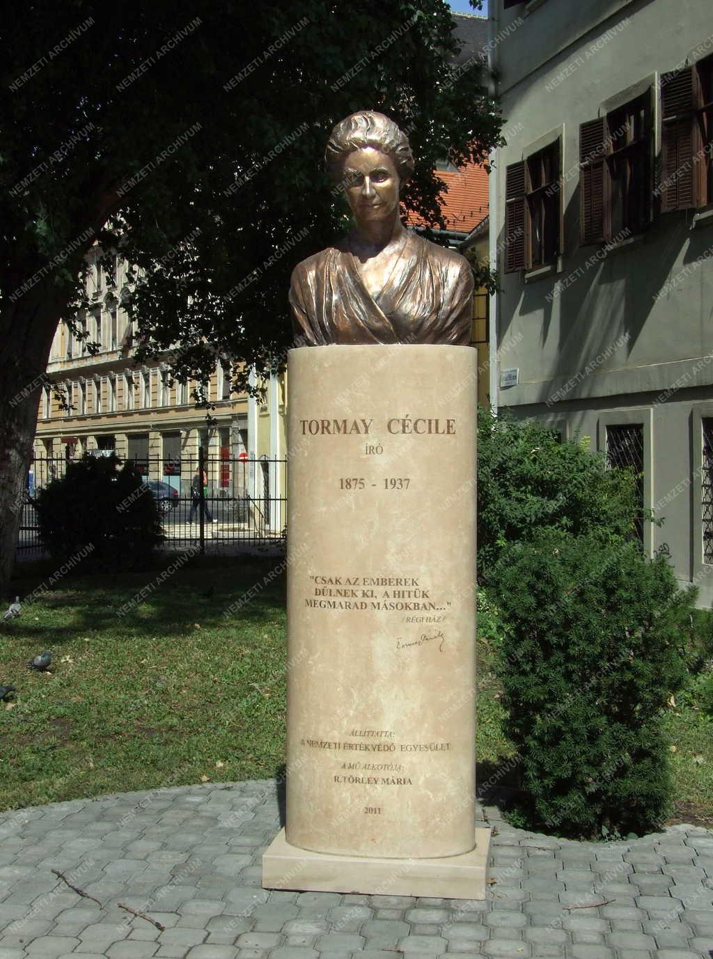 Kultúra - Tormay Cécile szobra
