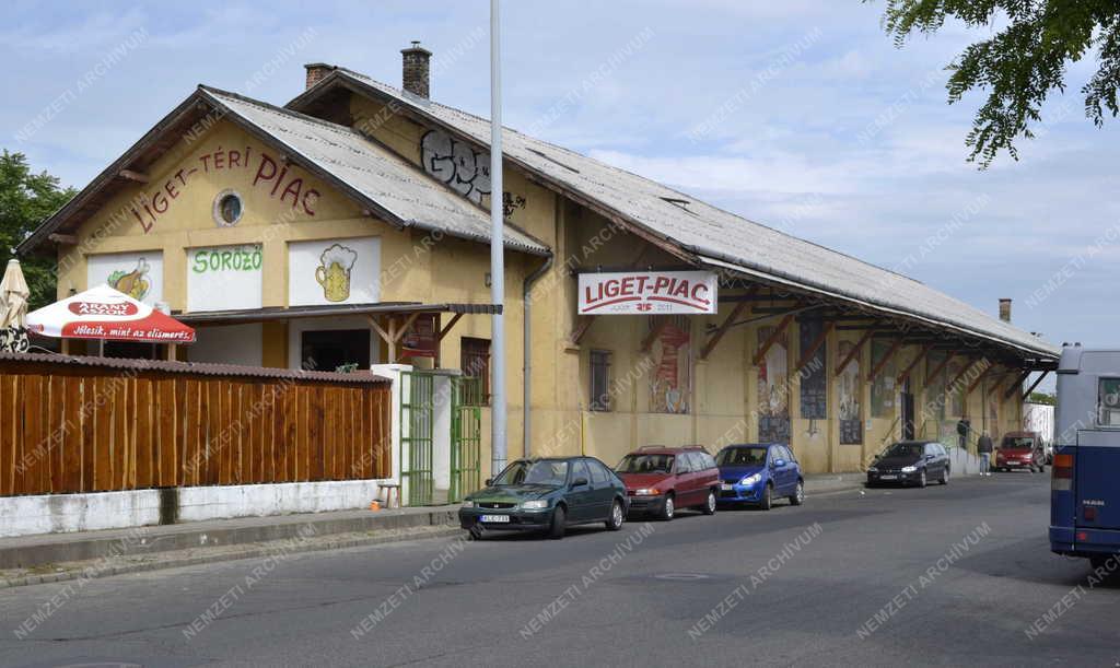 Kereskedelem - Budapest - A Liget Piac épülete
