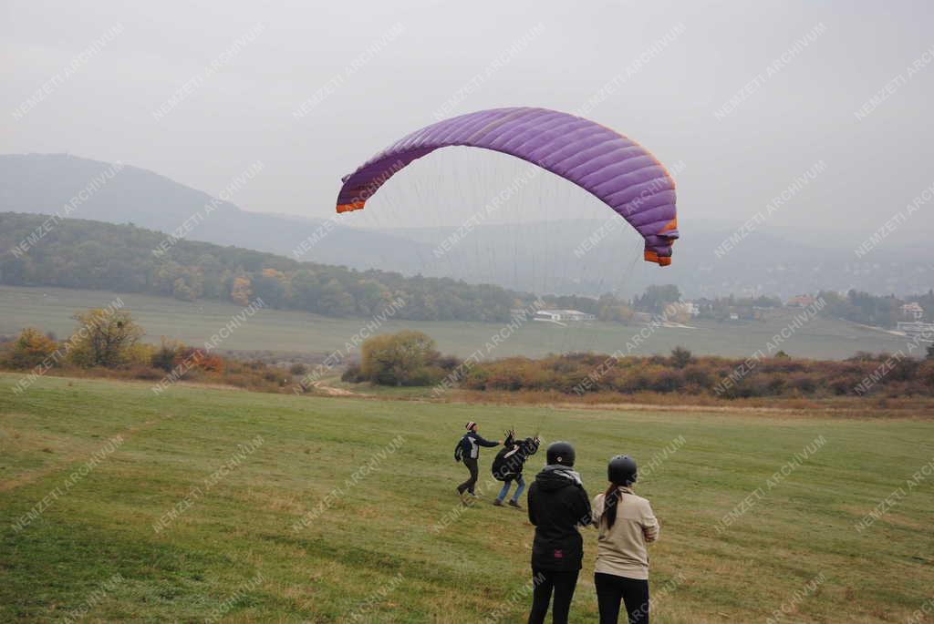 Sport - Siklóernyősök a Hármashatár-hegyen