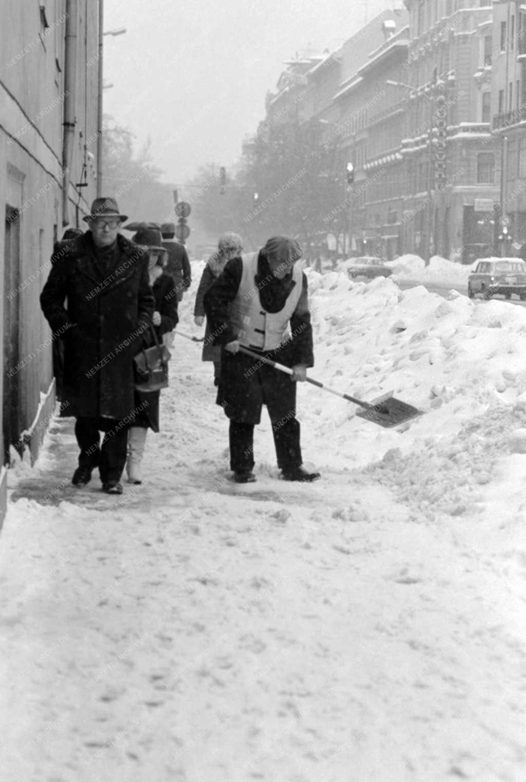 Városkép - Takarítják a havat a Rákóczi úton