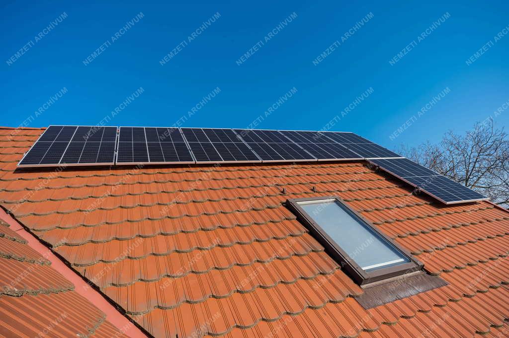 Energia - Budapest - Napelemek a háztetőn