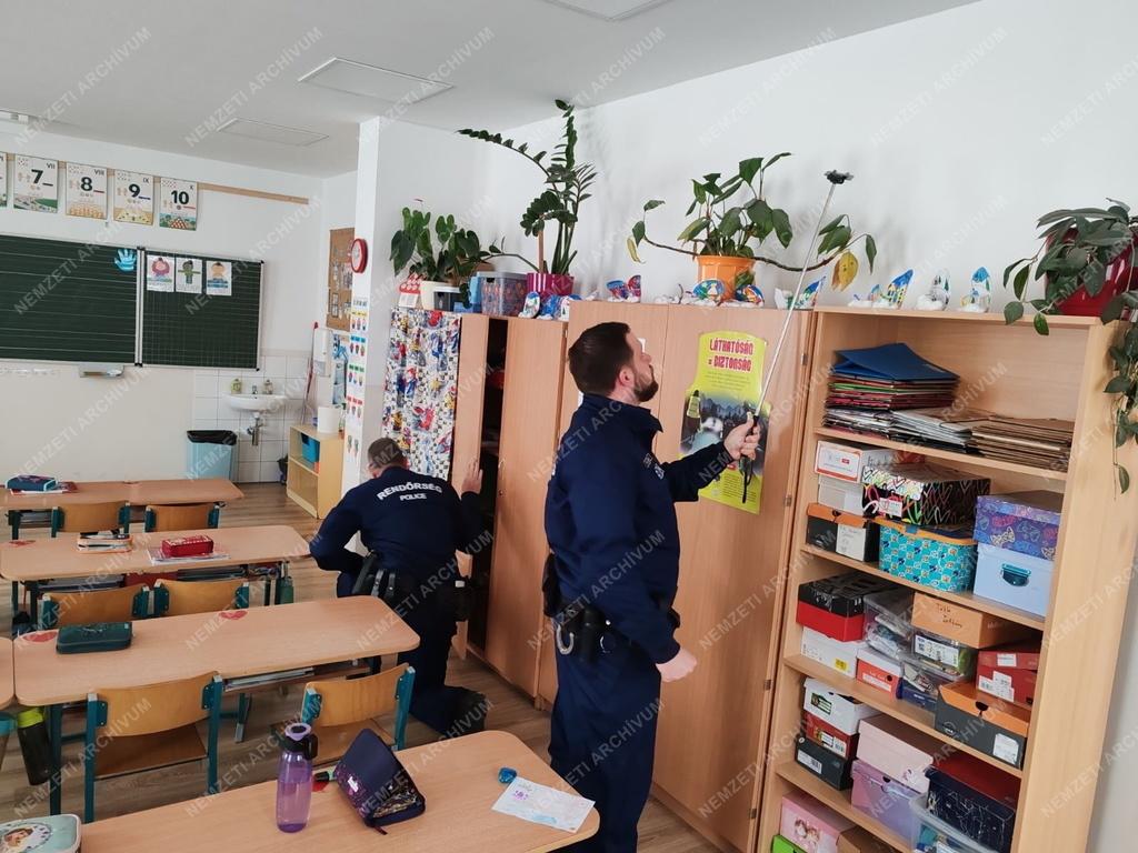 Bombafenyegetés - Ellenőrzés az iskolákban