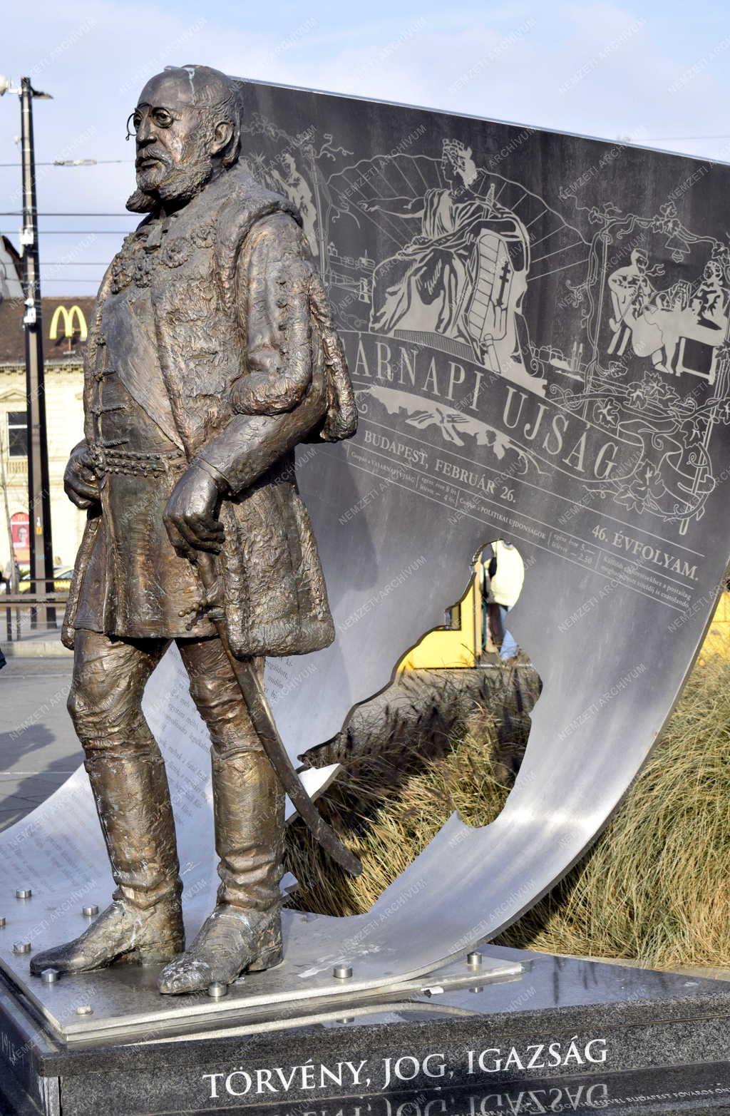 Kultúra - Budapest - Széll Kálmán bronzszobra  