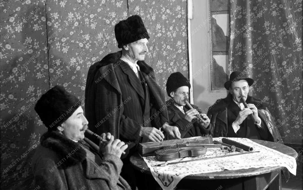 Kultúra - A dévaványai kultúregyüttesek gyakorolnak