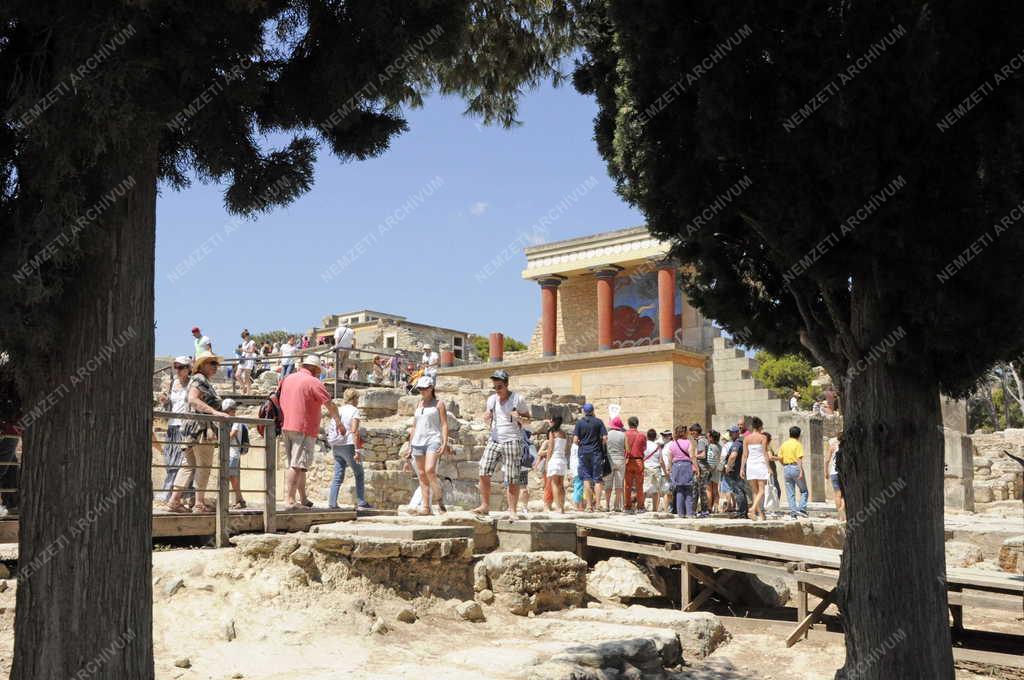 Idegenforgalom - Knósszosz -Turisták knósszoszi palota ásatásán