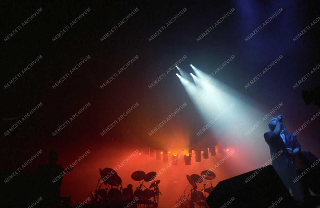 Kultúra - Könnyűzene - Genesis koncert a Népstadionban