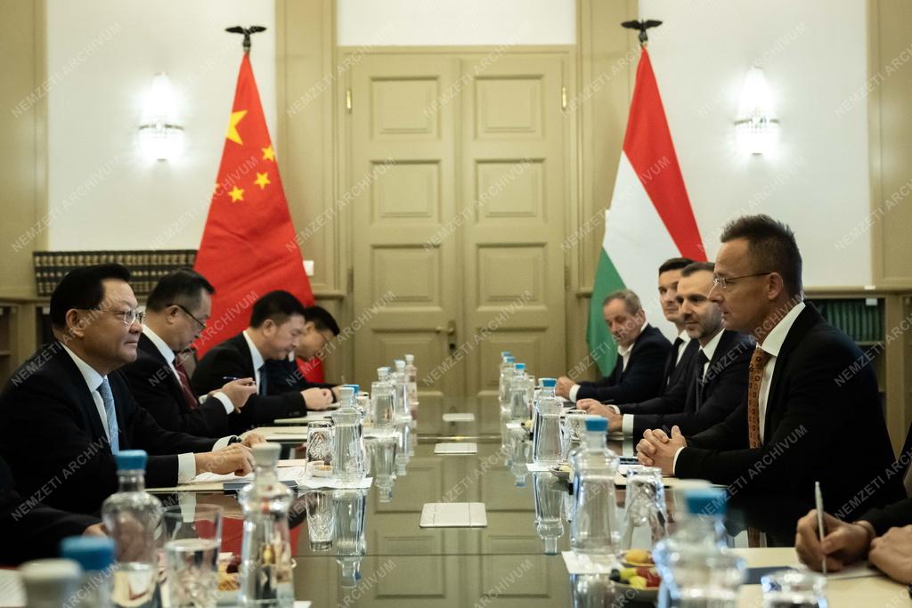 Szijjártó Péter a kínai Kuangtung tartomány kormányzójával tárgyalt