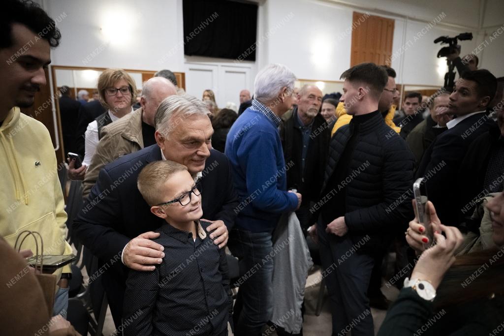 A Fidesz nemzeti konzultációs országjárásának pátyi állomása