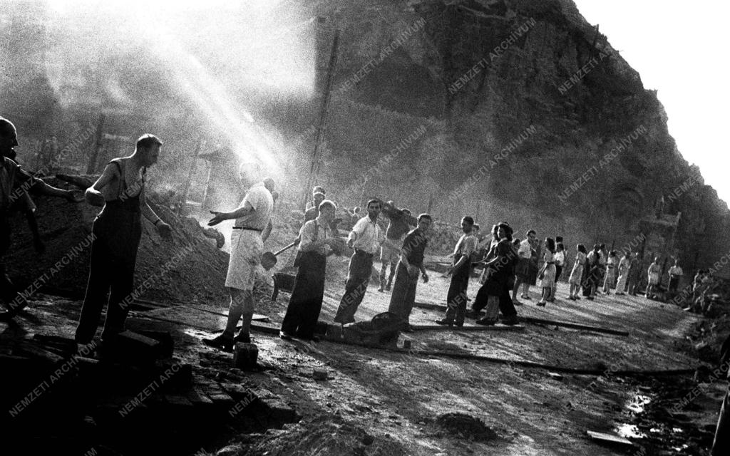 Közl. Min. rohammunkán a hídon