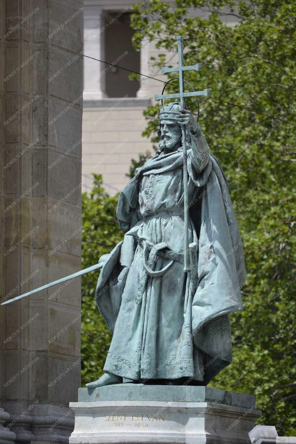 Emlékmű - Szent István szobra
