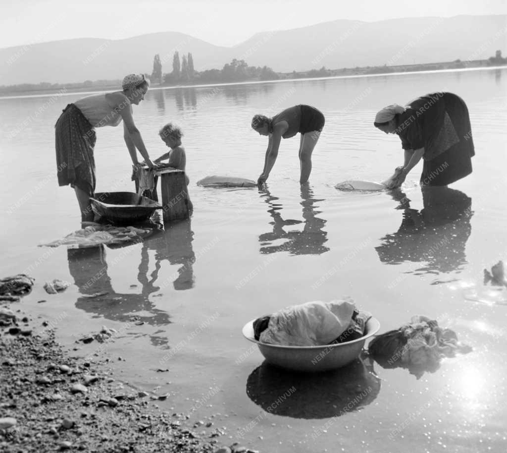 Életkép - Nagymosás a Dunában Sződligetnél
