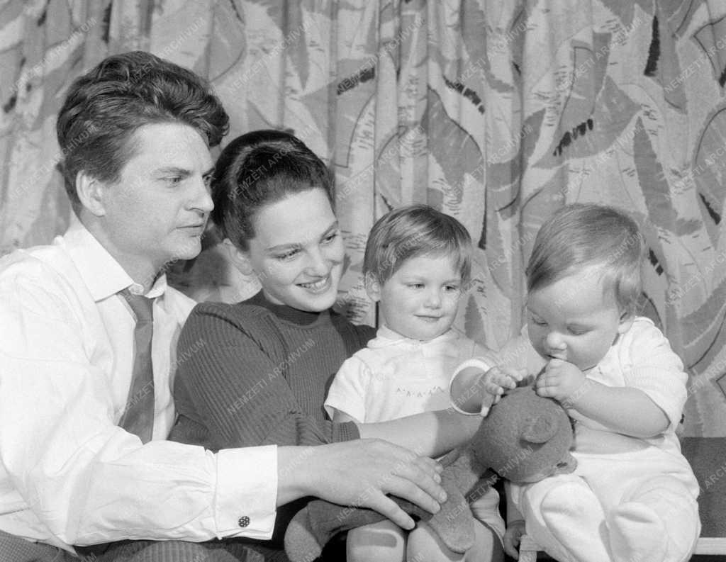 20-73: Szabó Gyula színész családja körében