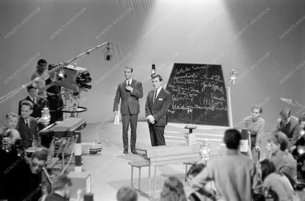 Kultúra - Televízió - A Halló fiúk, halló lányok című tv-műsor forgatása