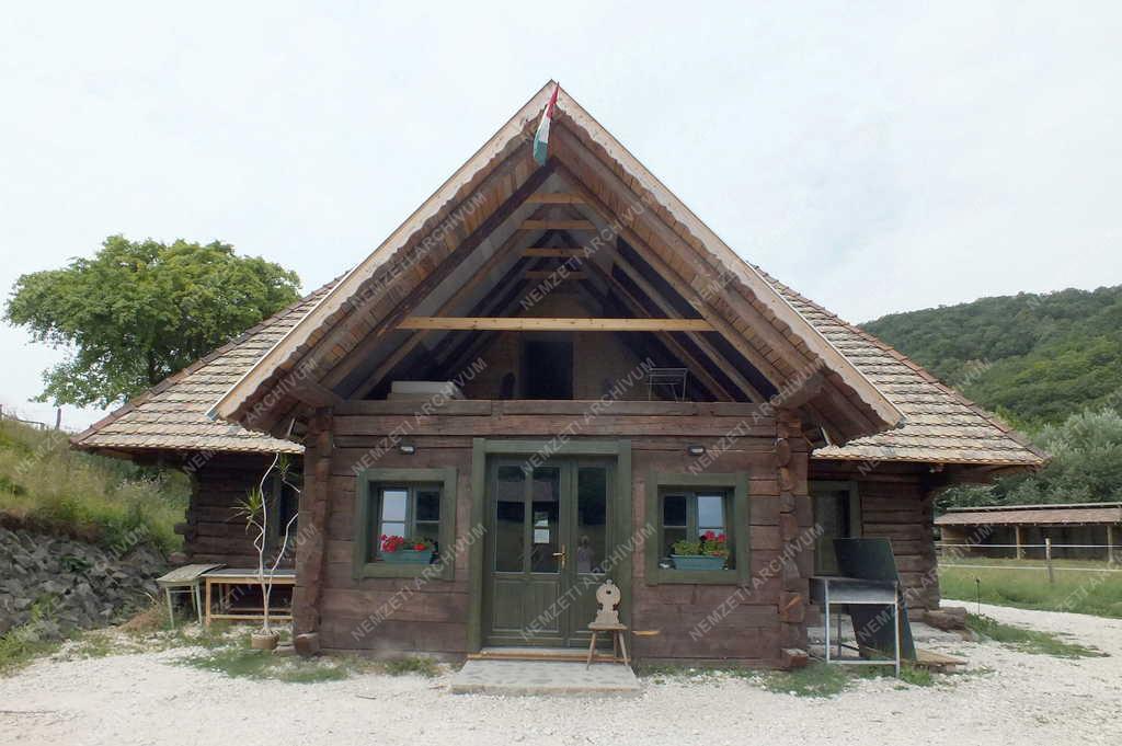 Épület - Verőce - Kárpátaljai faház