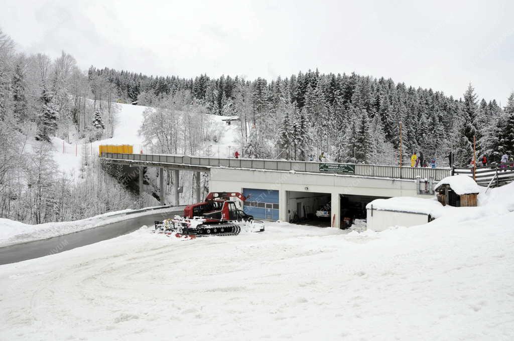 Munkagép - Alpendorf Dachstein West - Sípálya-karbantartó gép