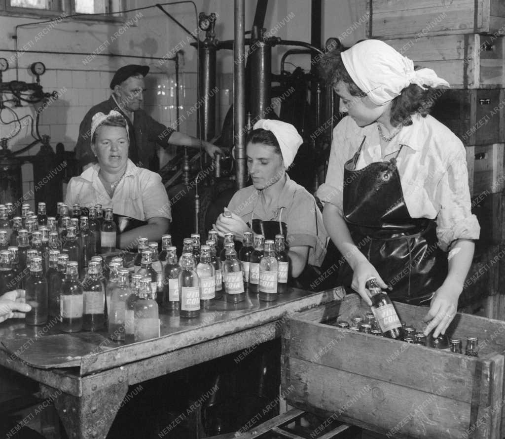 Ipar - Élelmiszeripar - Vitacola palackozása