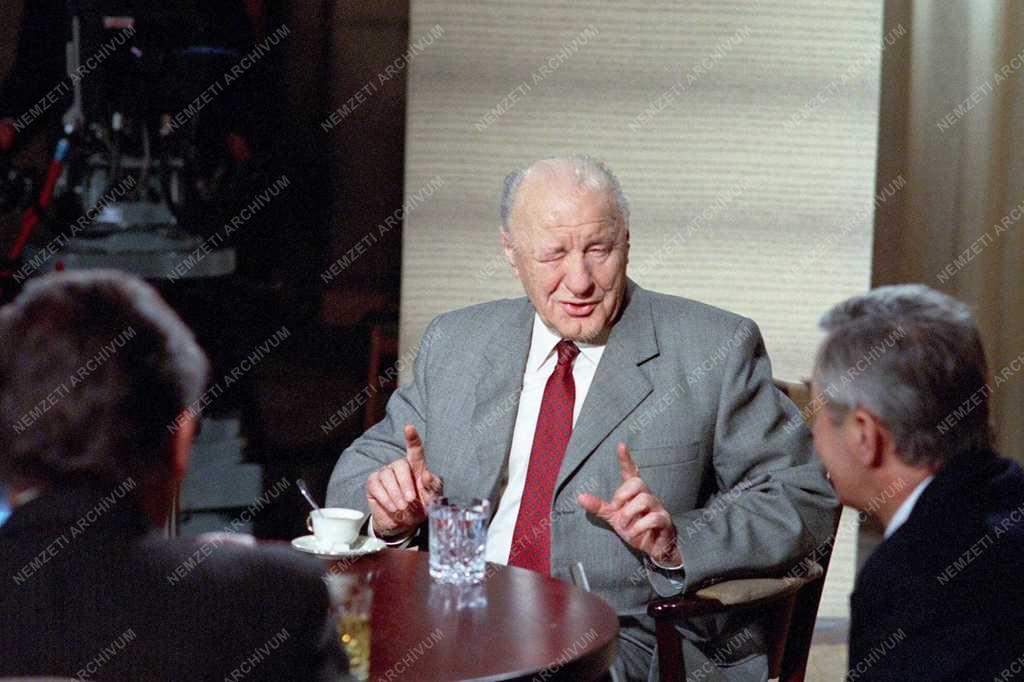 Kádár János a Televízió székházában