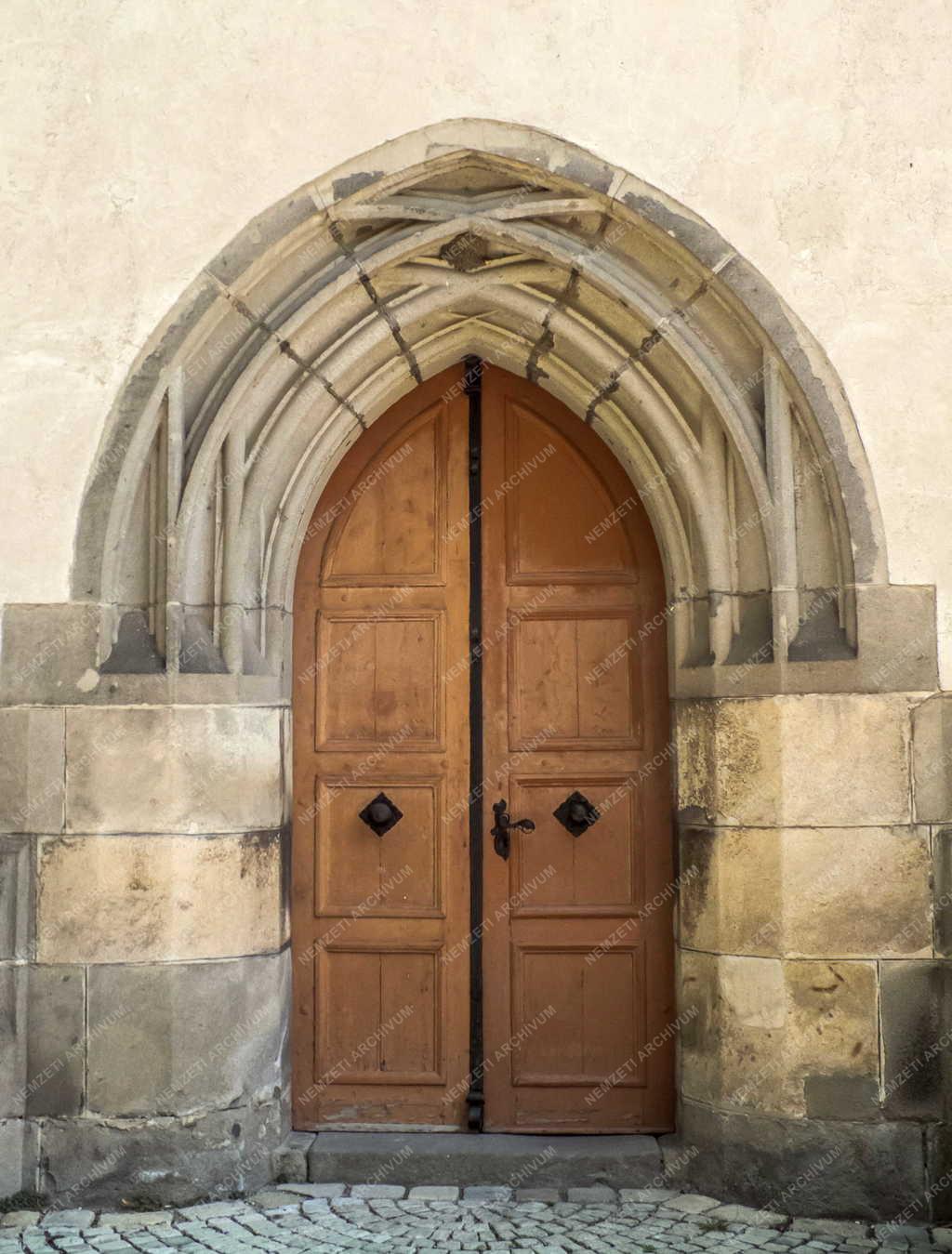 Egyházi épület - Nagymaros - A katolikus templom bejárata