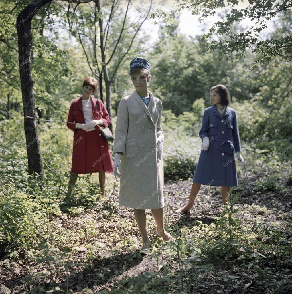 Divat - Ruhabemutató a Pesti Divat című lapnak